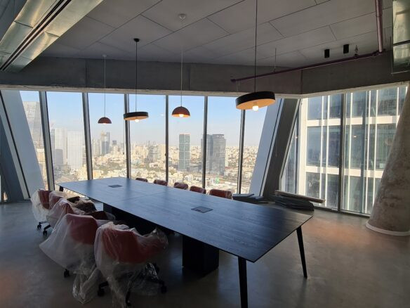 חדר ישיבות גדול