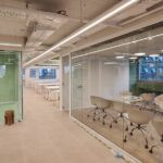 חדר ישיבות גדול ואזור אופן ספייס במשרד להשכרה בחסן ערפב