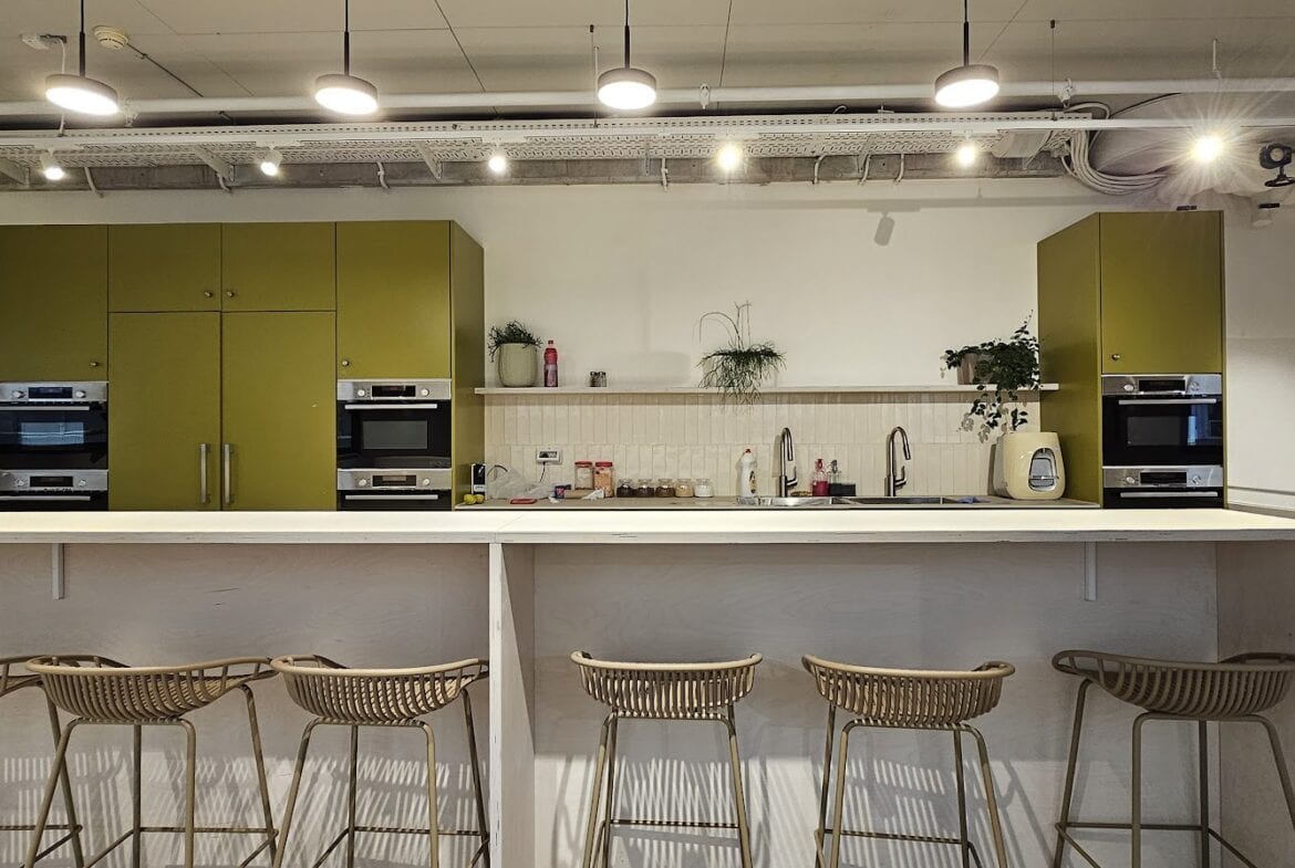 מטבח יפה ומאובזר