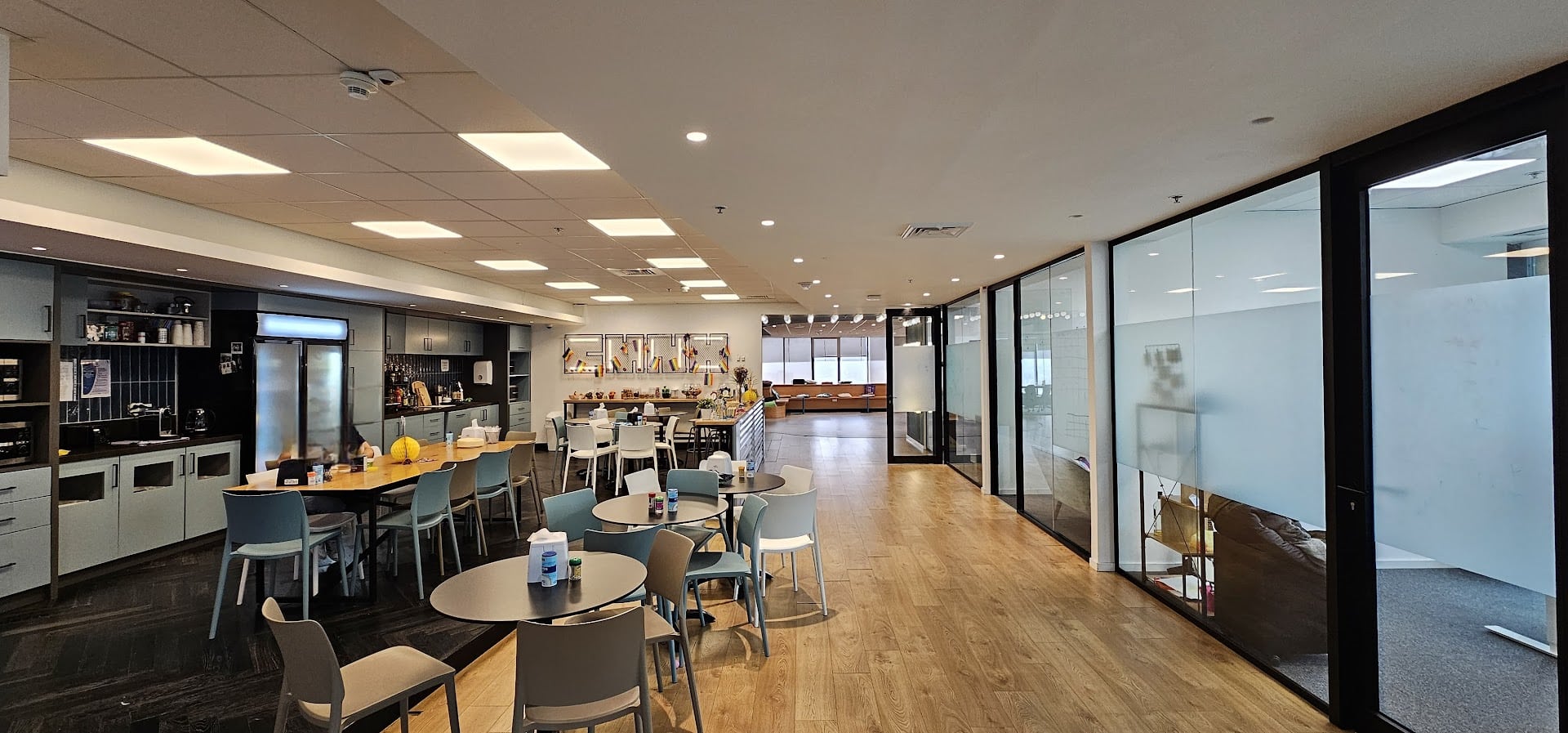 מטבח גדול עם פינות אוכל מטבח גדול עם פינות אוכל