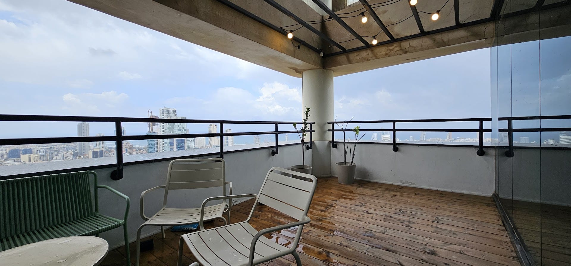 מרפסת פרטית עם נוף לכל תל אביב מרפסת פרטית עם נוף לכל תל אביב