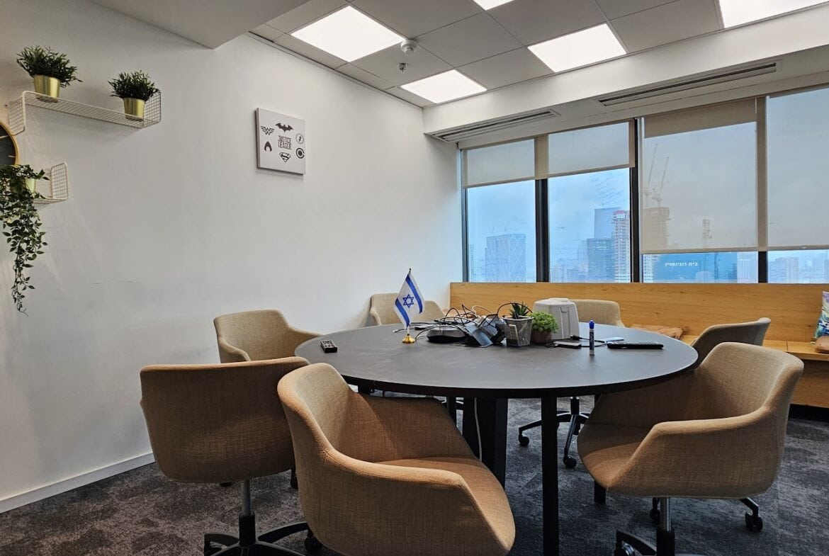 חדר ישיבות קטן