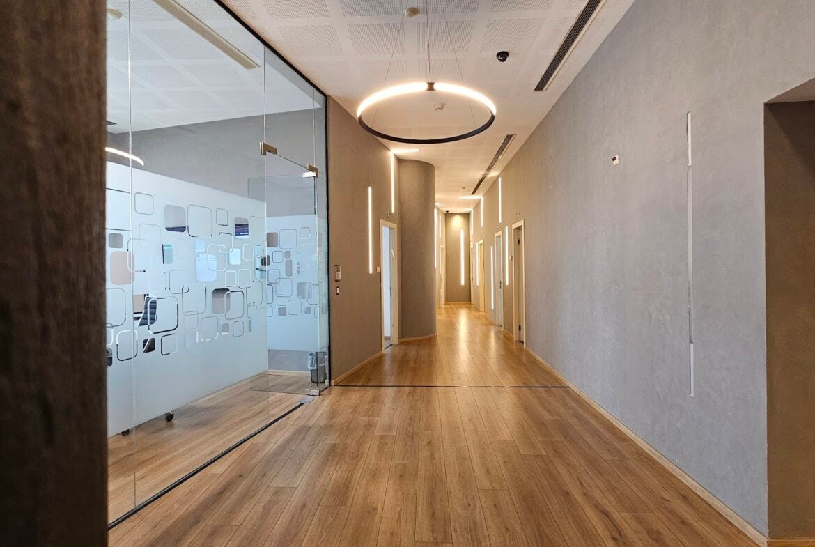 מבט כללי- מסדרון וחלוקה לחדרי עבודה