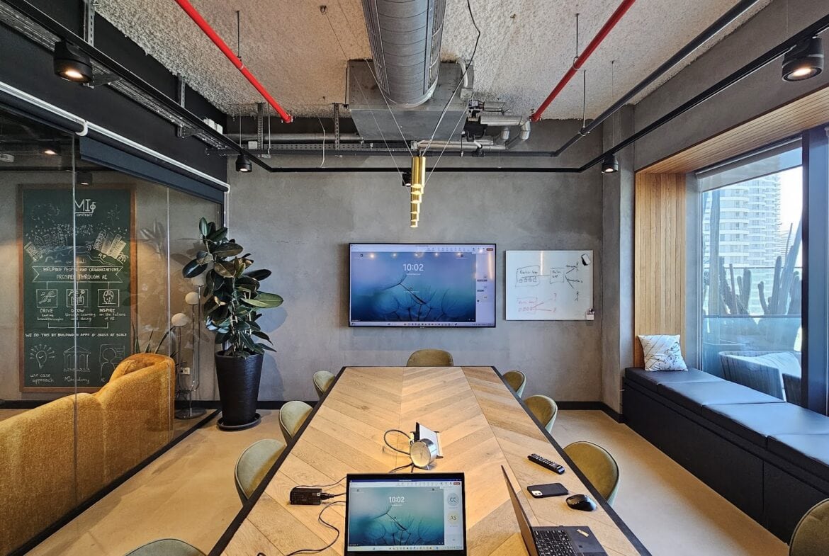 חדר ישיבות גדול