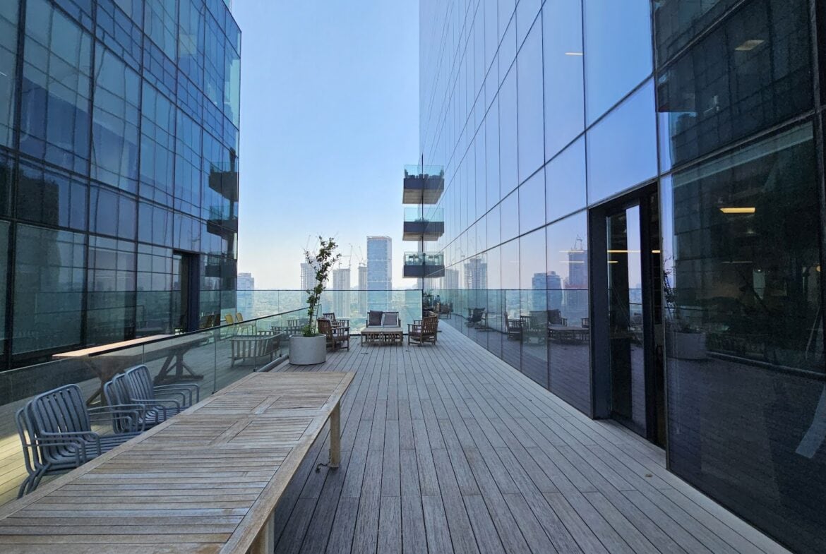 מרפסת נדירה פרטית של המשרד