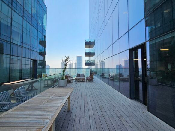 מרפסת נדירה פרטית של המשרד