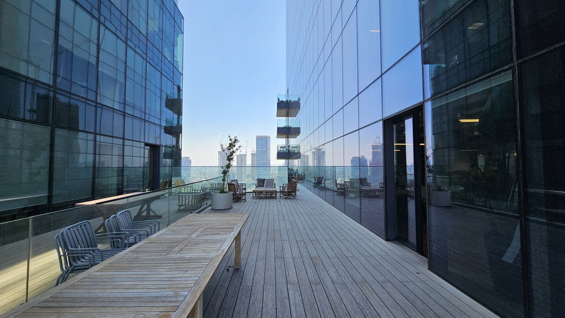 מרפסת נדירה פרטית של המשרד מרפסת נדירה פרטית של המשרד