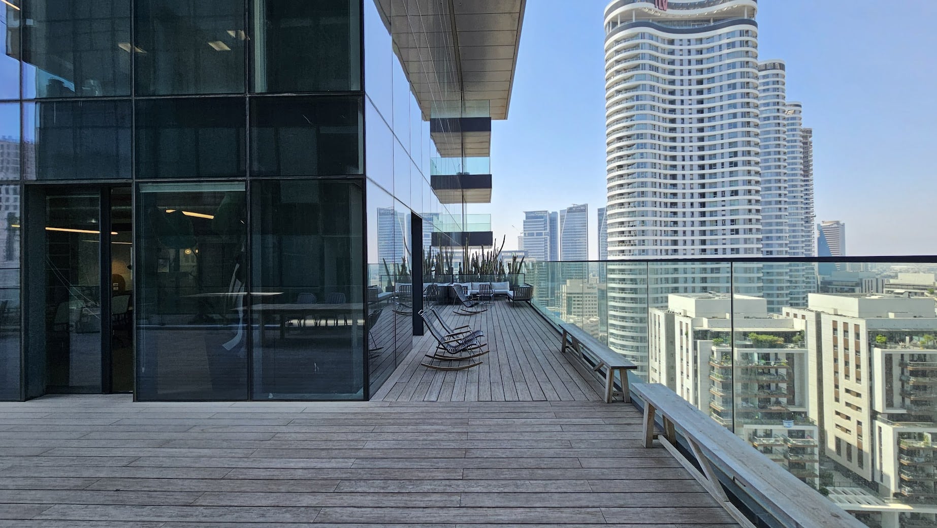 מרפסת נדירה פרטית של המשרד מרפסת נדירה פרטית של המשרד