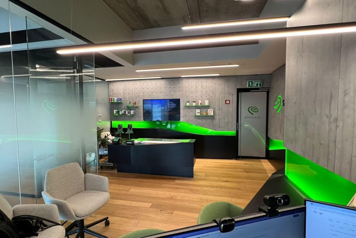 עמדת קבלה וכניסה למשרד