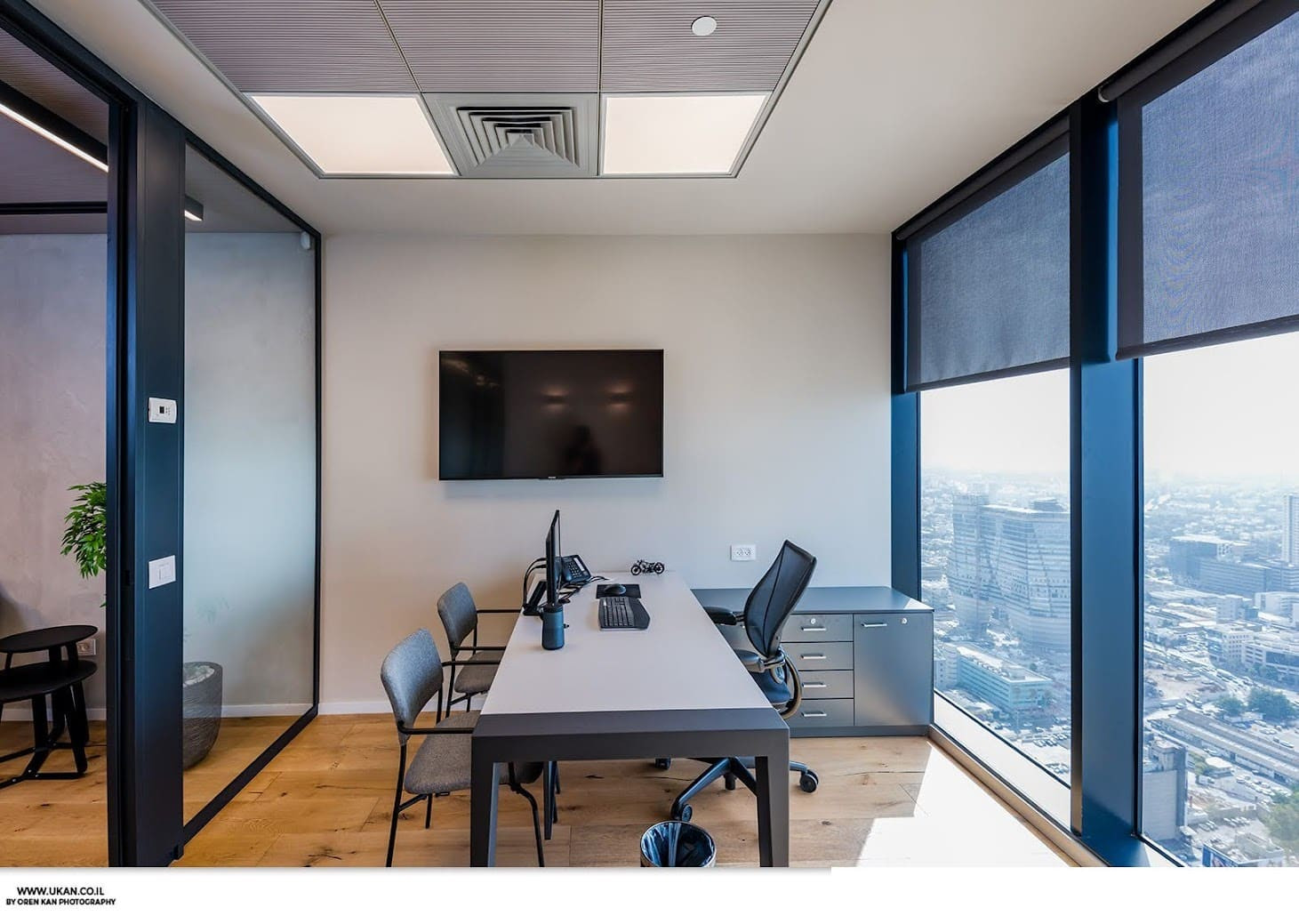 אחד מחדרי עבודה במשרד במידטאון