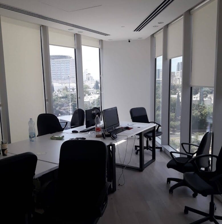 משרדים מודרניים עם חלונות גדולים, נוף לעיר ושולחנות עם מחשבים. אידיאלי עבור אלה המחפשים משרד יוקרתי במגדל רסיטל או מחפשים משרדים להשכרה בתל אביב.