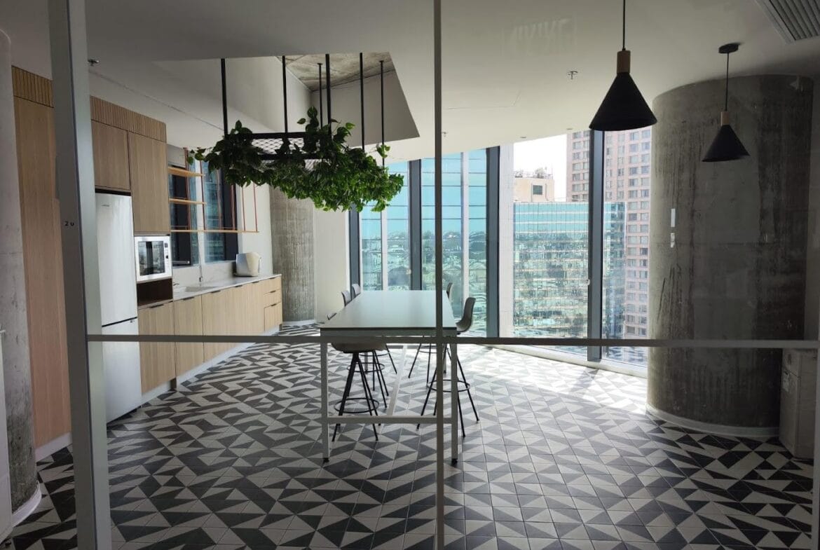 מטבח מעוצב עם מקום לפינות אוכל