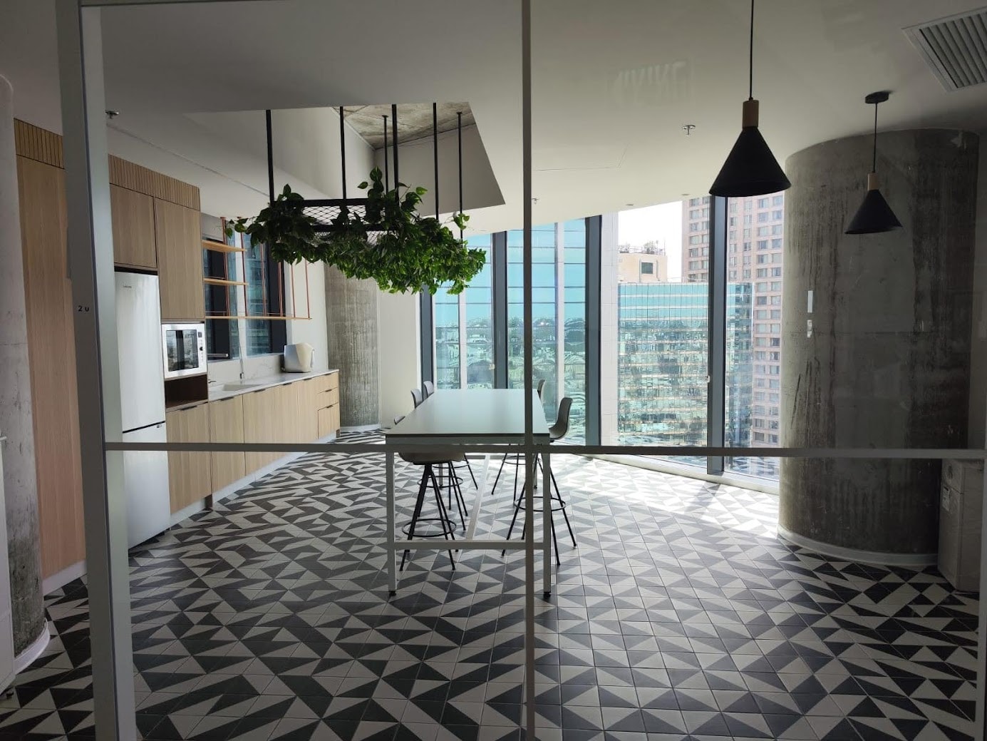 מטבח מעוצב עם מקום לפינות אוכל מטבח מעוצב עם מקום לפינות אוכל