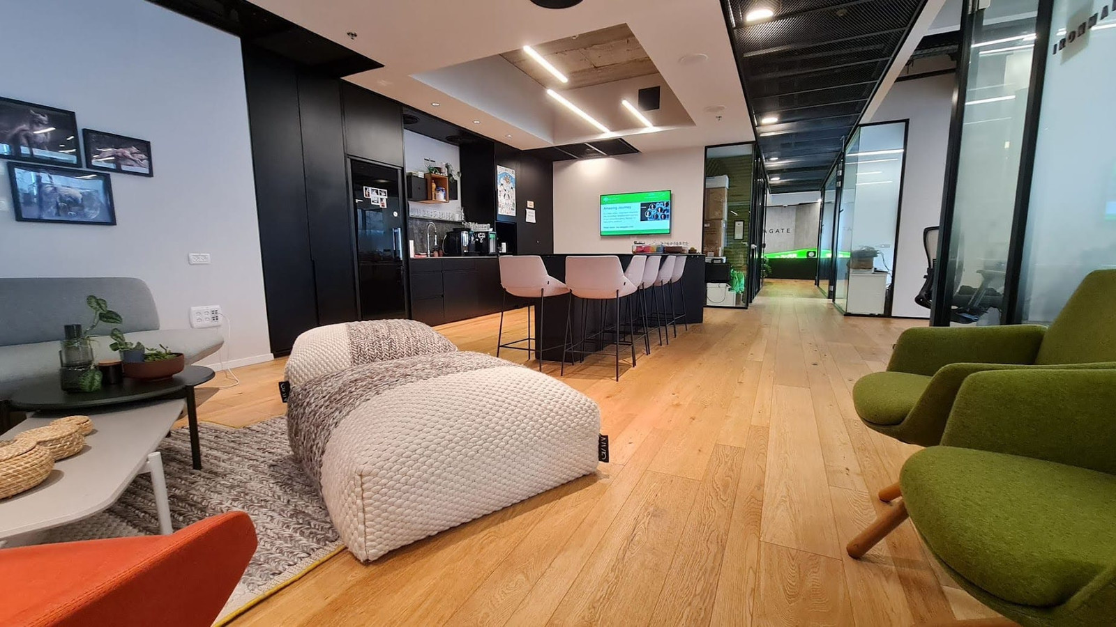 מבט כללי- מטבח ואזור לאונג'- מגדלי הארבעה