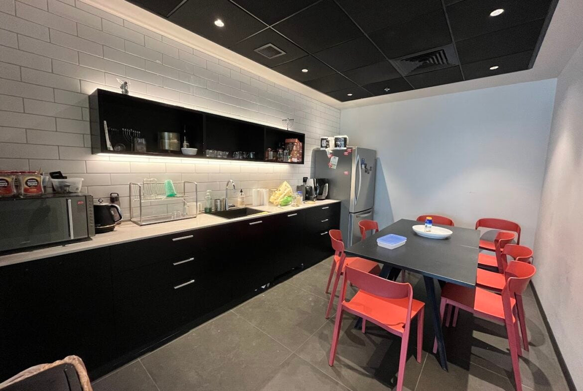 מטבח עם פינת אוכל- מגדל WE