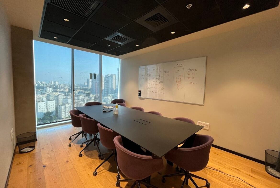 חדר ישיבות במגדל WE