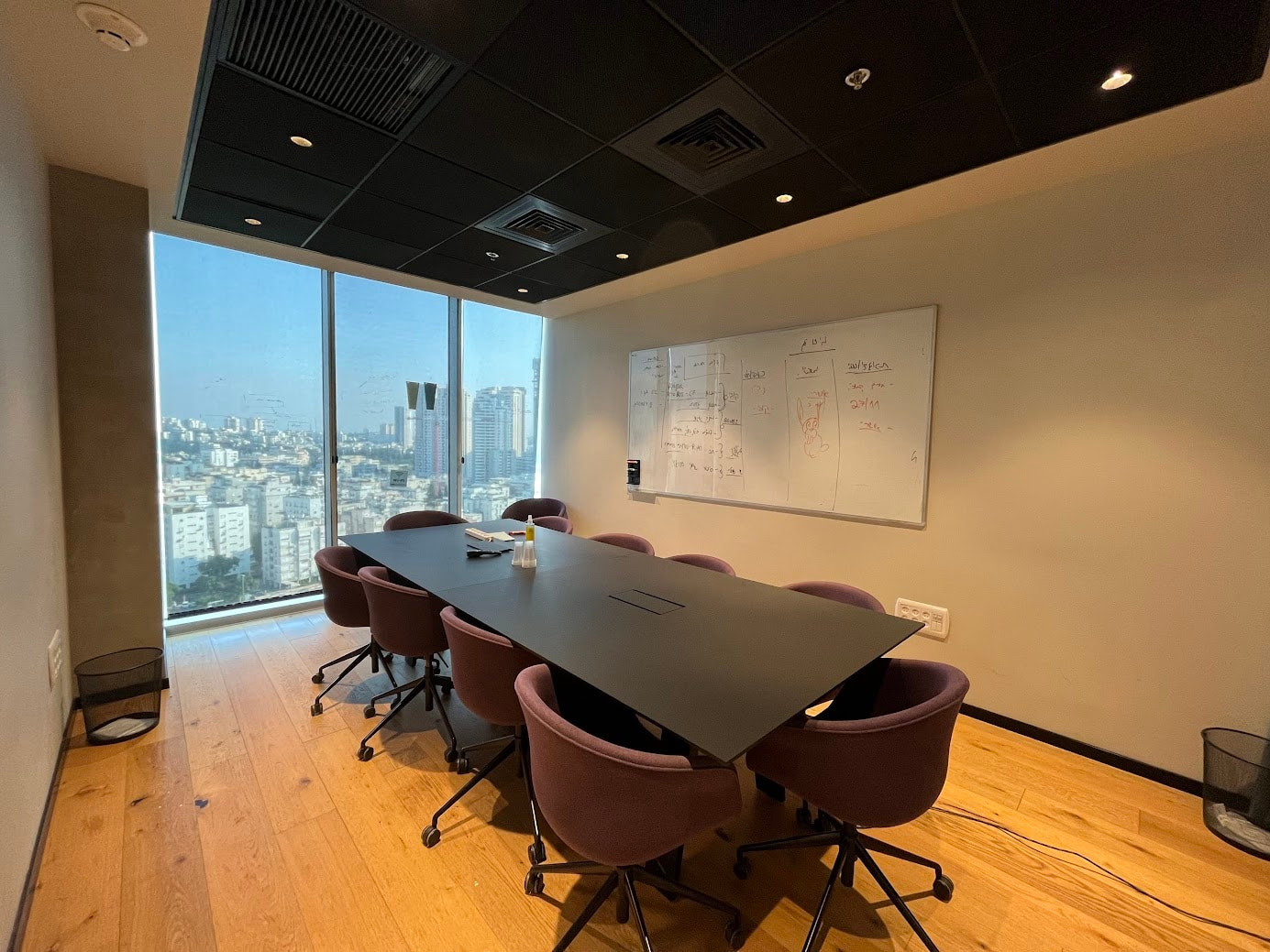 חדר ישיבות במגדל WE