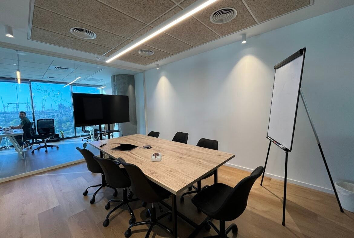 חדר ישיבות גדול