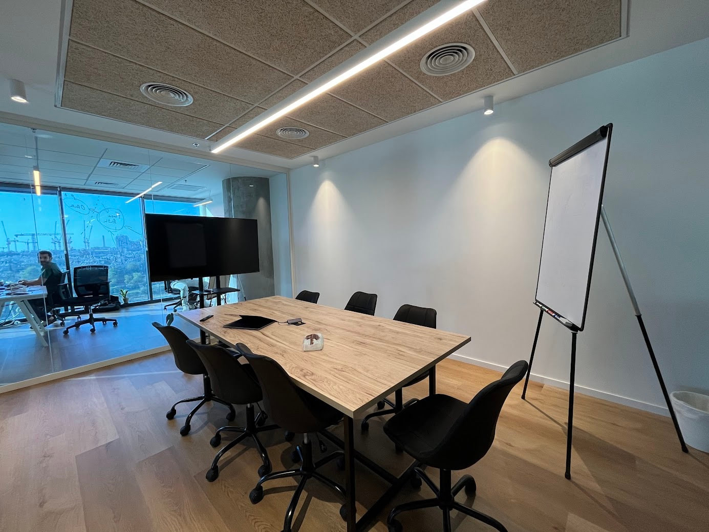 חדר ישיבות גדול