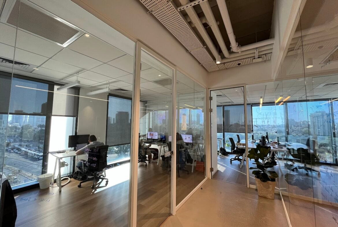 חלוקה לחדרי עבודה במגדל רסיטל