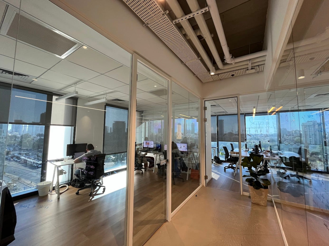 חלוקה לחדרי עבודה במגדל רסיטל