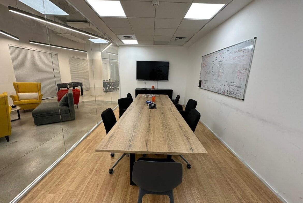 חדר ישיבות גדול-אגיש רבד