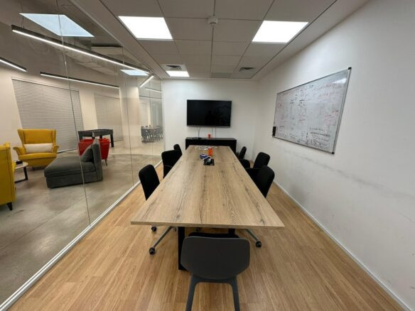 חדר ישיבות גדול-אגיש רבד