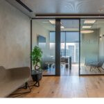 מבט כללי- כניסה לחדר עבודה ואזור לאונג'