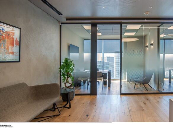 מבט כללי- כניסה לחדר עבודה ואזור לאונג'