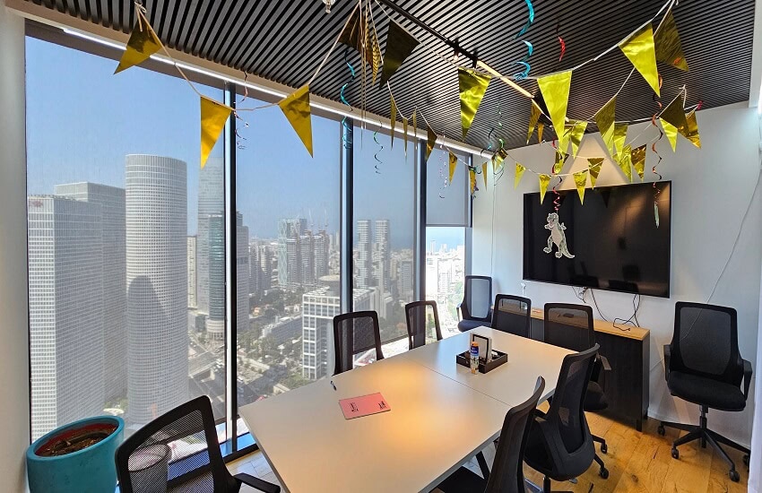 חדר ישיבות במשרד 270 מ"ר מעוצב להשכרה במגדל המידטאון