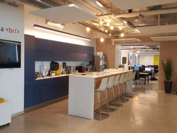 מטבח גדול ויפה עם מקומות אוכל