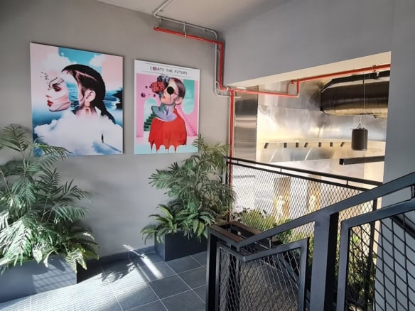 מדרגות למפלס עליון- משרד 260 מ"ר ב-2 מפלסים