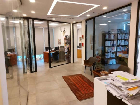 מבט כללי- חדרי עבודה ועמדת קבלה במשרד במגדל WE