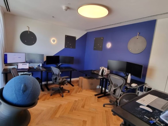 אחד מחדרי עבודה גדולים