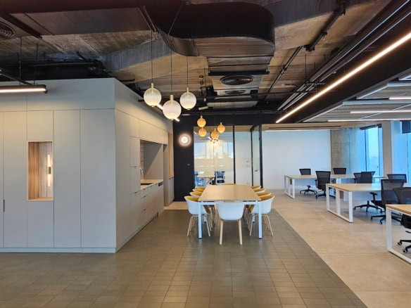 מבט כללי- מטבח ואופן ספייס במשרד להשכרה באזור חסן ערפה