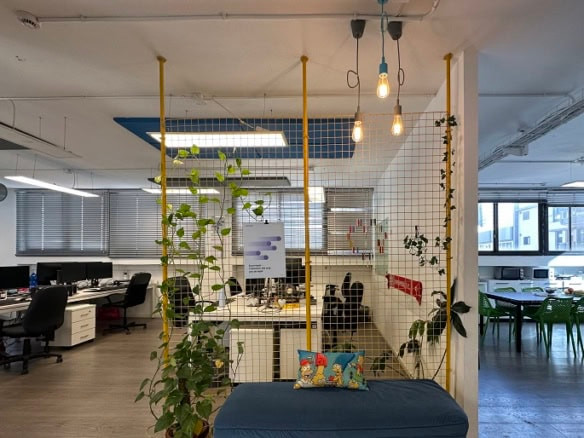 359 מ"ר להשכרה בשכונת מונטיפיורי עמדות עבודה