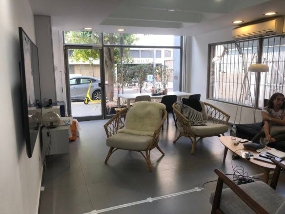 להשכרה משרד משופץ בשכונת מונטיפיורי 88 מ"ר כניסה