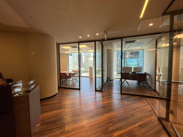 מבט כללי- עמדת קבלה וחדרי עבודה במשרד