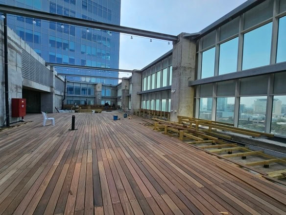 קומה עצמאית במגדל WE מרפסת