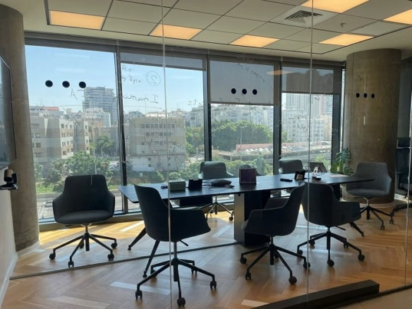 300 מ"ר במגדל רסיטל בצפון מנחם בגין - חדר ישיבות