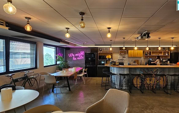 משרד להשכרה בדובנוב שרונה מרוהט פלאג אנד פליי - חדר אוכל ומטבחון