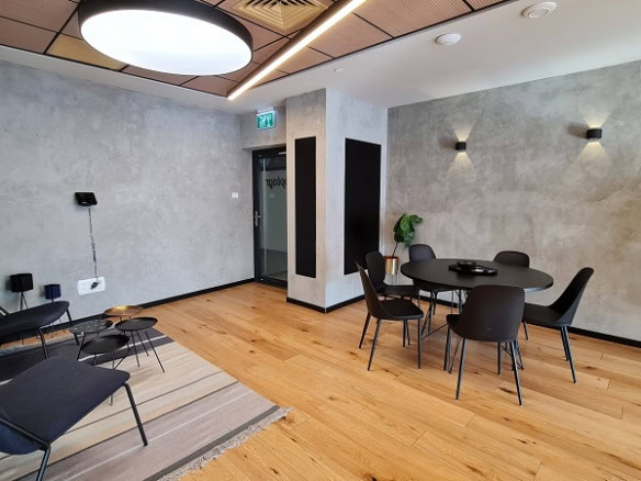 להשכרה במידטאון בקומה גבוהה - לאונג' עם פינת אוכל וספות