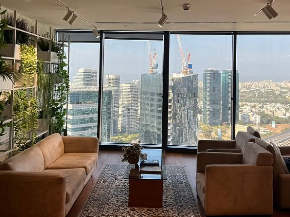 להשכרה בקומה גבוה במגדל ספיר - לאונג' עם פינות ישיבה יוקרתית