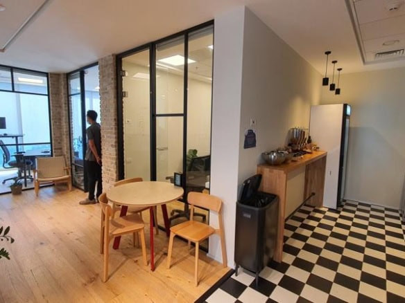 284 מר במגדל WE - פינת אוכל