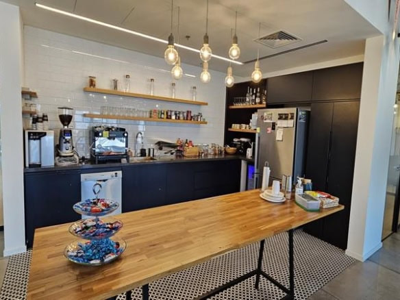 702 מר במגדלי אלון - מטבח