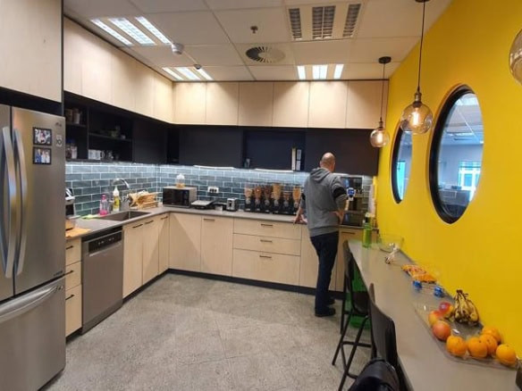 390 מר במגדלי עזריאלי - מטבח