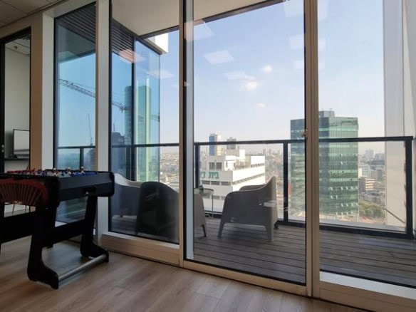 משרד מרוהט עם מרפסת במגדל אקרו - מרפסת