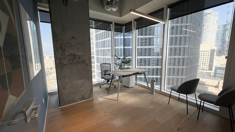 375 מר במגדל סקיי - חדר מנהל עם נוף