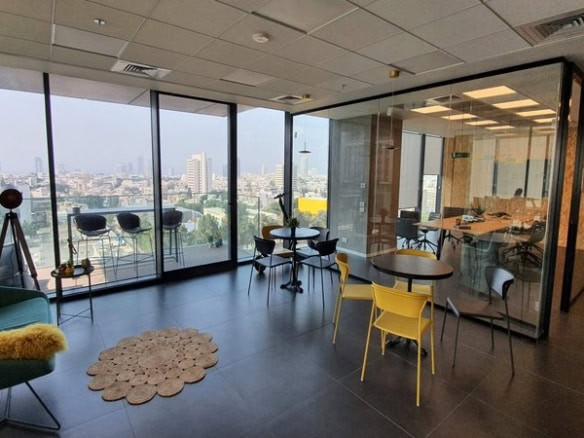 משרד במגדלי הארבעה