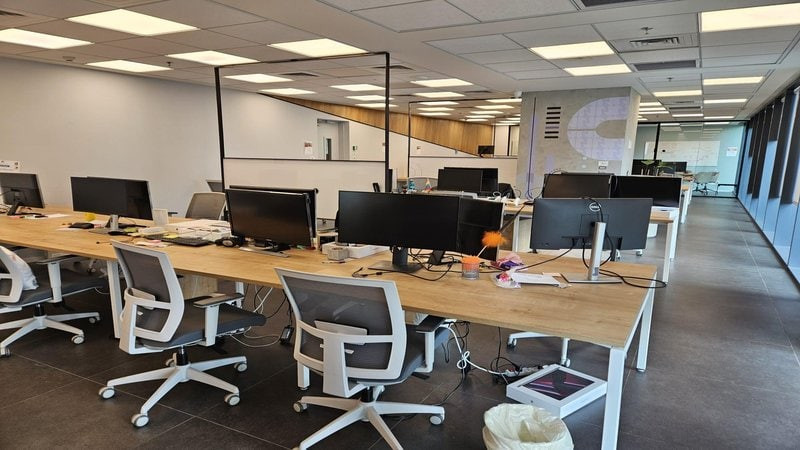 משרד במגדלי הארבעה - עמדות עבודה